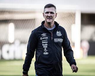 Paulo Turra antes da partida contra o Athetico-PR disputada no sábado (Foto: Raul Baretta/ Santos FC)