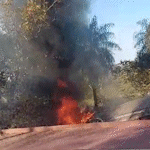 Motorista perde controle e carreta pega fogo ao cair em barranco