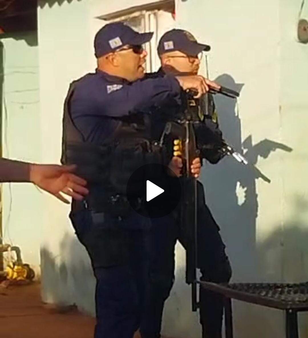 Guardas entram em residência e apontam armas para jovem que estava soltando pipa