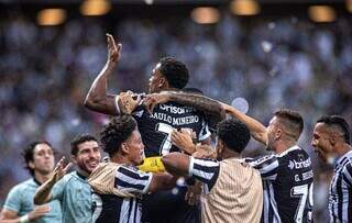 Jogadores comemoram gol de Saulo Mineiro diante o ABC. (Foto: Felipe Santos/Ceará)