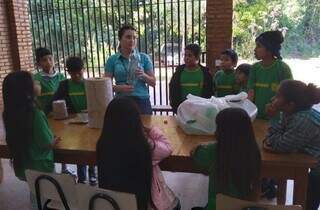 Professora explica procedimentos da meliponicultura para alunos da aldeia Ofaié (Foto: Divulgação)