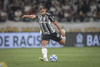 Hulk com a posse da bola durante confronto válido pela 18ª rodada do Brasileirão. (Foto: Reprodução/@Athletico no Twitter)