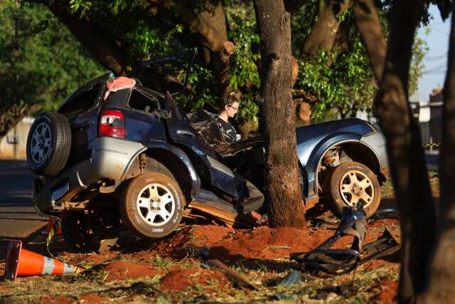 Adolescente pega carro escondido do pai, bate em &aacute;rvore e passageiro morre