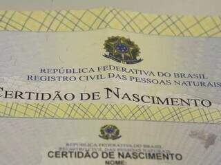 Certidão de nascimento emitida em papel timbrado (Foto: Marcello Casal Jr/Agência Brasil)