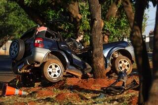 Carro dobrou ao bater lateral em árvore; passageiro morreu (Foto: Henrique Kawaminami)