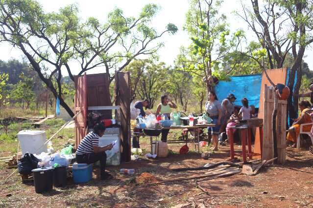 Equipe da prefeitura cadastra moradores expulsos de &aacute;rea ocupada no Lagoa Park