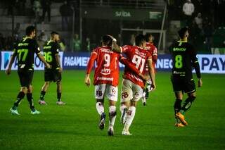 Jogadores do Vila Nova comemoram gol de Igor Henrique diante o Juventude. (Foto: Reprodução/@VilaNovaFC no Twitter)