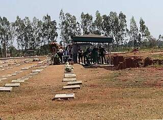 Eduardo Coelho da Silva foi sepultado nesta manhã (Foto: Mariely Barros) 