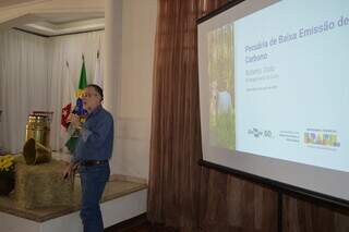 Pesquisador Roberto Giolo fala sobre pecuária de baixa emissão de carbono, durante evento em Abaeté (MG), em junho deste ano. (Foto: Divulgação/Embrapa)