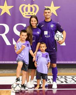 Marcênio com a família na apresentação ao clube belga (Foto: Instagram)