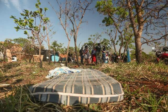 Ap&oacute;s derrubada de casas em &aacute;rea invadida, moradores passam noite ao relento