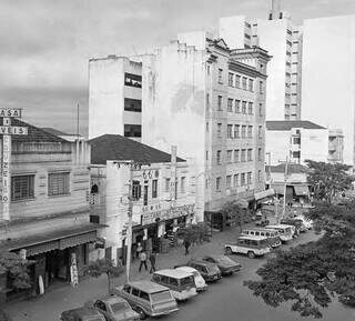 Casa São Paulo (entre os dois prédios) na Rua Dom Aquino em Campo Grande, 1972. (Foto: Arquivo Nacional)