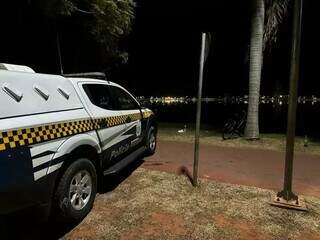 Pol&iacute;cia flagra homem tentando matar esposa afogada em lagoa durante a madrugada 