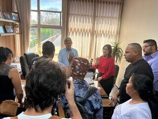 Representantes de moradores foram à Prefeitura conversar com secretário Joçao Rocha (Foto: Divulgação)