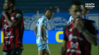 Jogadores dispersam em campo durante o intervalo da partida. (Foto: Reprodução/SporTV)