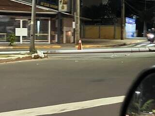 Motorista perde controle de carro e derruba poste em avenida