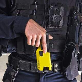 Taser, pistola não letal, é usada para atingir alvos a distância (Foto: Divulgação)