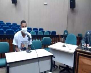 Adrianinho durante audiência sobre morte de amigo nos altos da Avenida Afonso Pena. (Foto: Arquivo/Campo Grande News)