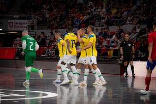 Time da Seleção Brasileira de Futsal masculino em quadra (Foto: Jeff Gimenes/CBF)