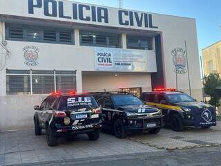 Viaturas da Polícia Civil e da PRF em frente à delegacia de Pará de Minas (Foto: Divulgação)