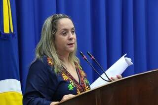 Lia Nogueira durante fala na Câmara Municipal de Dourados, em 2021. (Foto: Arquivo)