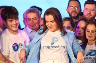 Adriane Lopes veste a camisa do Progressistas em junho de 2023, no clube Estoril (Foto: Juliano Almeida)