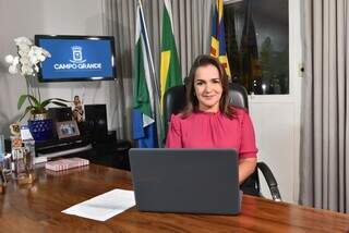 Prefeita de Campo Grande, Adriane Lopes (PP), em seu gabinte. (Foto: Divulgação/PMCG)
