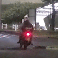 Motociclistas cortam caminho pela contramão para entrar em shopping