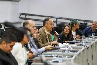 Autoridades em mesa da audiência pública sobre leishmaniose na Câmara Municipal da Capital (Foto: Henrique Kawaminami)