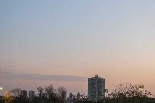 Céu aberto nesta manhã em Campo Grande (Foto: Henrique Kawaminami)