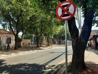 Placa indica proibição de estacionamento na Rui Barbosa (Foto: Idaicy Solano)