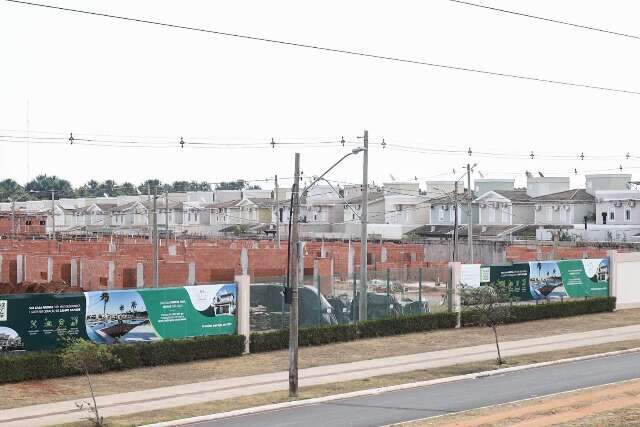 Com obras atrasadas, incorporadora deve R$ 1,9 mi em condom&iacute;nio no Villas Damha