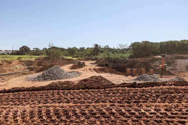 Piscin&atilde;o nos altos da Avenida Mato Grosso deve ser conclu&iacute;do at&eacute; final do ano 