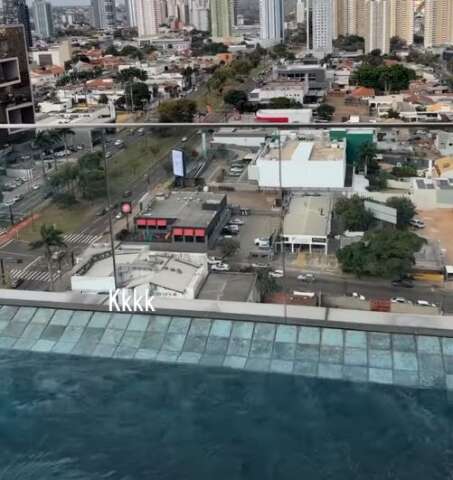 Bloqueio de R$ 1 milh&atilde;o n&atilde;o cortou luxos de cantor