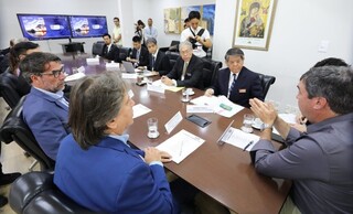Governador, Eduardo Riedel, fala durante reunião com comitiva de Okinawa (Foto: Divulgação)