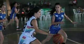 Meninas do basquete durante disputa dos Jogos Escolares. (Foto: Reprodução/Fundesporte)