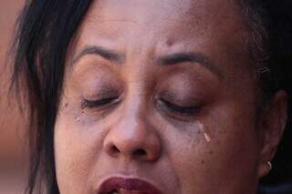 &ldquo;Algu&eacute;m levou minha menina&rdquo;, diz Raquel, que h&aacute; quatro anos procura por Regiane