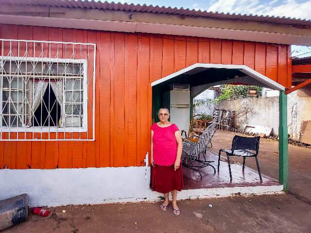 Aos 62 anos, Erme faz questão de arrumar tempo para colorir casa