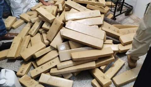 Adolescente de 17 anos &eacute; preso com 427 kg de maconha em carro