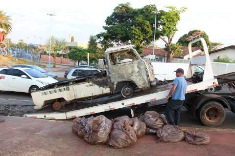 Kombi &eacute; removida da Pra&ccedil;a Cuiab&aacute; 4 dias ap&oacute;s ser incendiada
