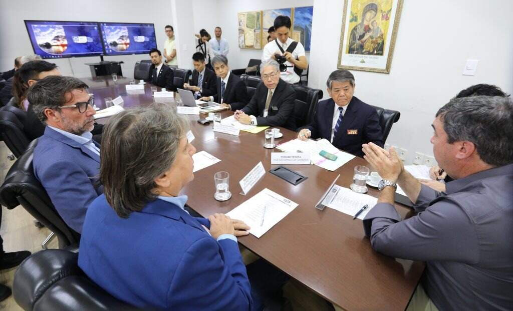 Com rota biocêanica em pauta, governador recebe comitiva de Okinawa em reunião