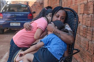 &ldquo;Algu&eacute;m levou minha menina&rdquo;, diz Raquel, que h&aacute; quatro anos procura por Regiane