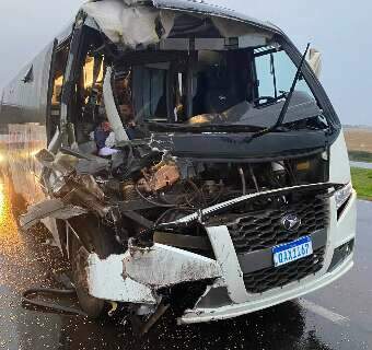 Ônibus de MS bate em caminhão de grãos no Paraná e 6 ficam feridos