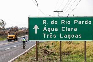 A BR-262 leva a Ribas do Rio Pardo, que fica a 103 km de Campo Grande. (Foto: Henrique Kawaminami)