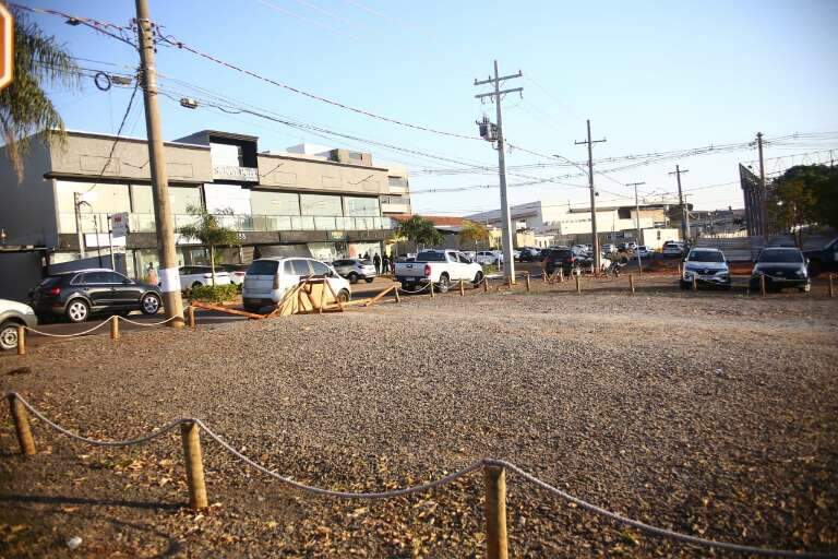 Vizinho fecha esquina com carretas e moradora reclama já bati meu carro -  Direto das Ruas - Campo Grande News