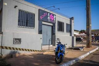 Motocicleta estacionada em frente à boate onde confusão aconteceu (Foto: Henrique Kawaminami)