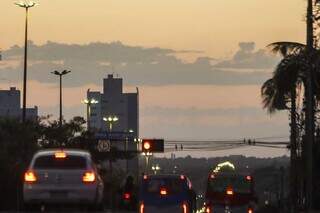 Céu com poucas nuvens visto da Avenida Afonso Pena, na Capital (Foto: Henrique Kawaminami)