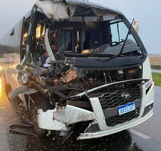 Ônibus ficou com a frente destruída após bater na traseira de caminhão (Foto: Direto das Ruas)