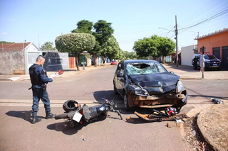 Motocicleta com registro de roubo ao lado do carro que teve a frente destruída (Foto: Paulo Francis)