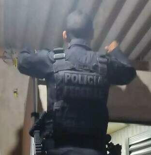 Policial federal durante cumprimento de mandado nesta manhã (Foto: Direto das Ruas)